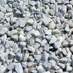 Zbliżenie na biały, szary i lekko zielonkawy żwir o nieregularnych kształtach.