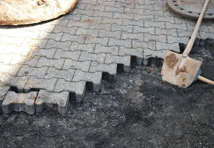 Piasek czy żwir pod kostkę? Wybierz idealną podsypkę!