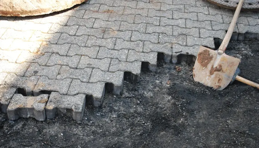 Piasek czy żwir pod kostkę? Wybierz idealną podsypkę!