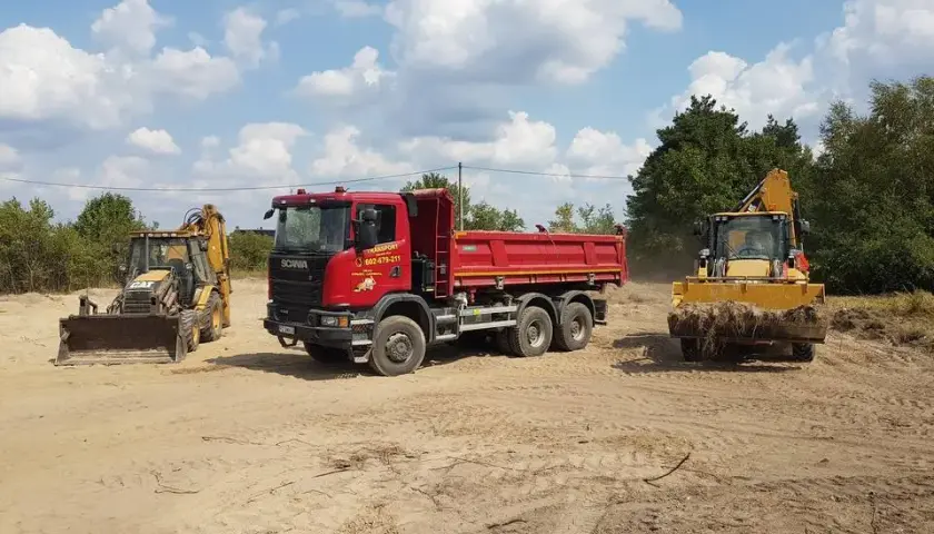 Ile kosztuje wywrotka żwiru? Cena + Transport [Przewodnik]