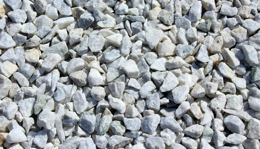 Zbliżenie na biały, szary i lekko zielonkawy żwir o nieregularnych kształtach.