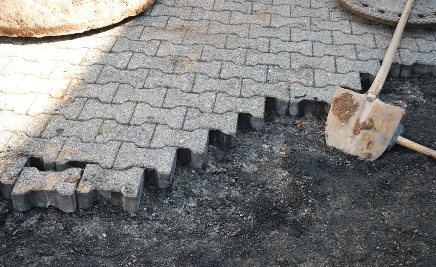 Piasek czy żwir pod kostkę? Wybierz idealną podsypkę!