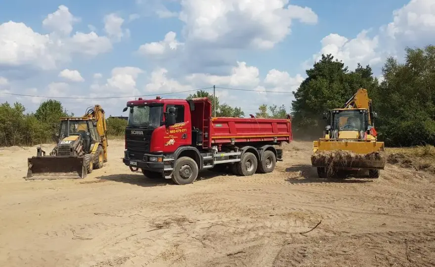 Ile kosztuje wywrotka żwiru? Cena + Transport [Przewodnik]