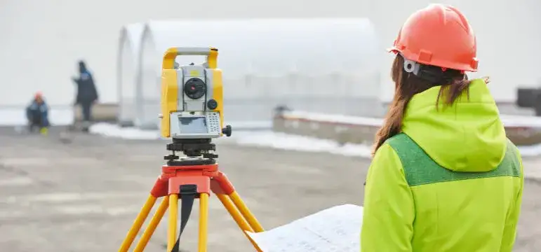 geodeta w pracy, pomiary geodezyjne, sprzęt geodezyjny