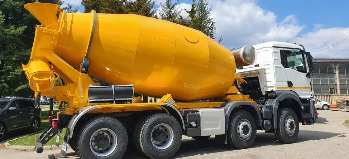 transport betoniarki na budowie
