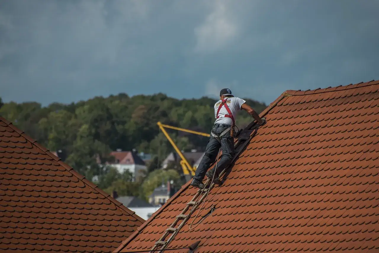 dekarz w pracy montaż dachu
