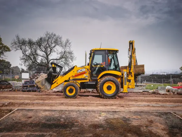 Ile pali JCB 3CX? Realne spalanie l/mth i jak oszczędzać